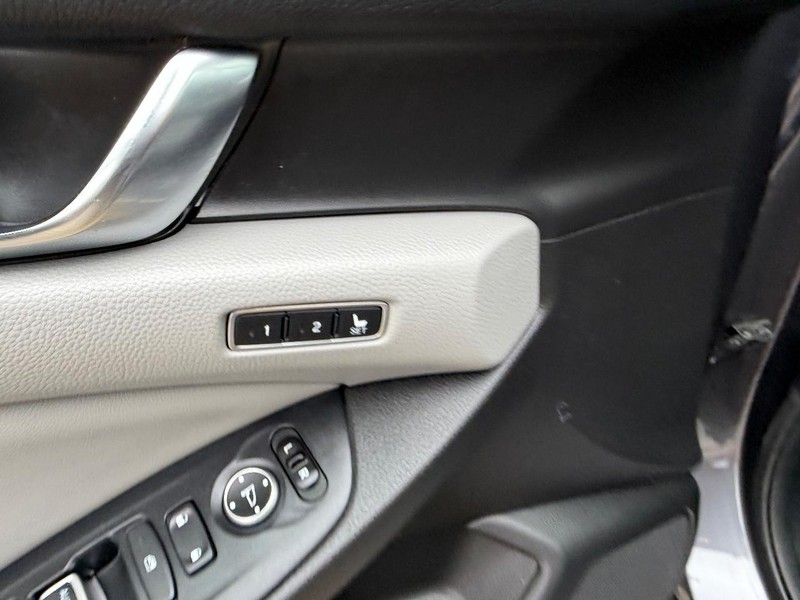 Honda Accord Sedan Vehicle Full-screen Gallery Image 20