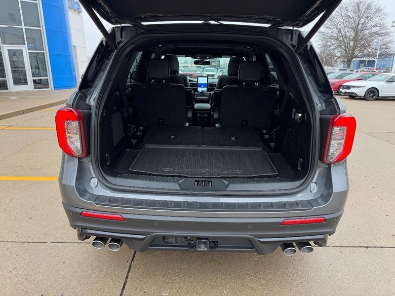 Ford Explorer Vehicle Full-screen Gallery Image 04