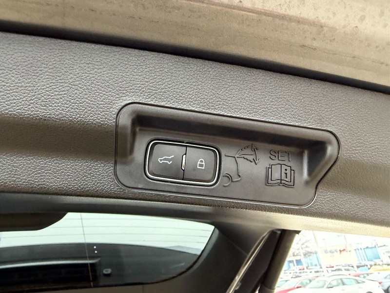 Ford Explorer Vehicle Full-screen Gallery Image 05