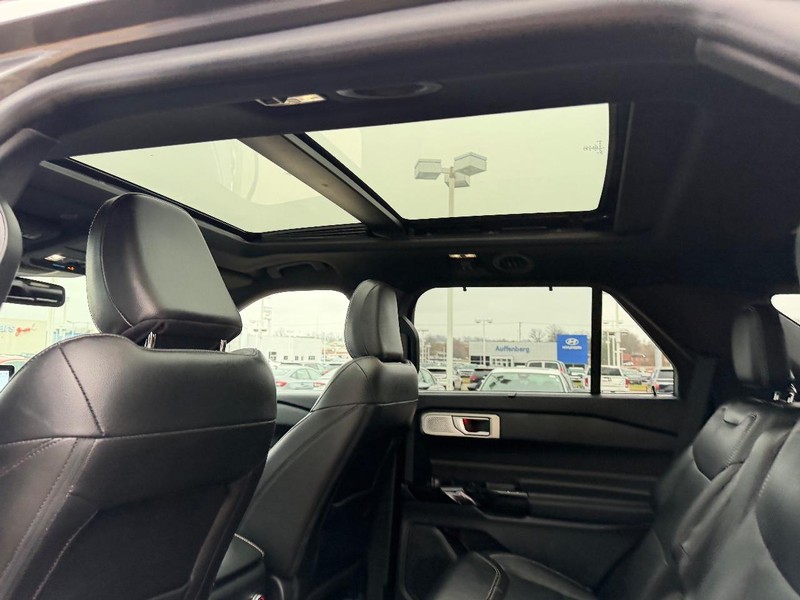 Ford Explorer Vehicle Full-screen Gallery Image 11