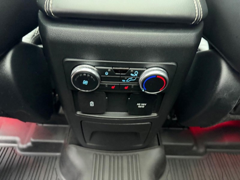 Ford Explorer Vehicle Full-screen Gallery Image 12