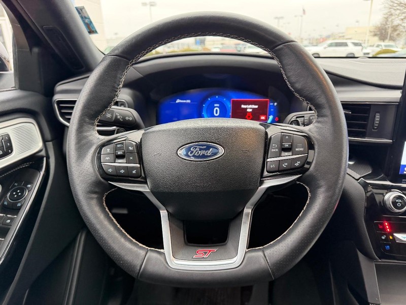 Ford Explorer Vehicle Full-screen Gallery Image 14