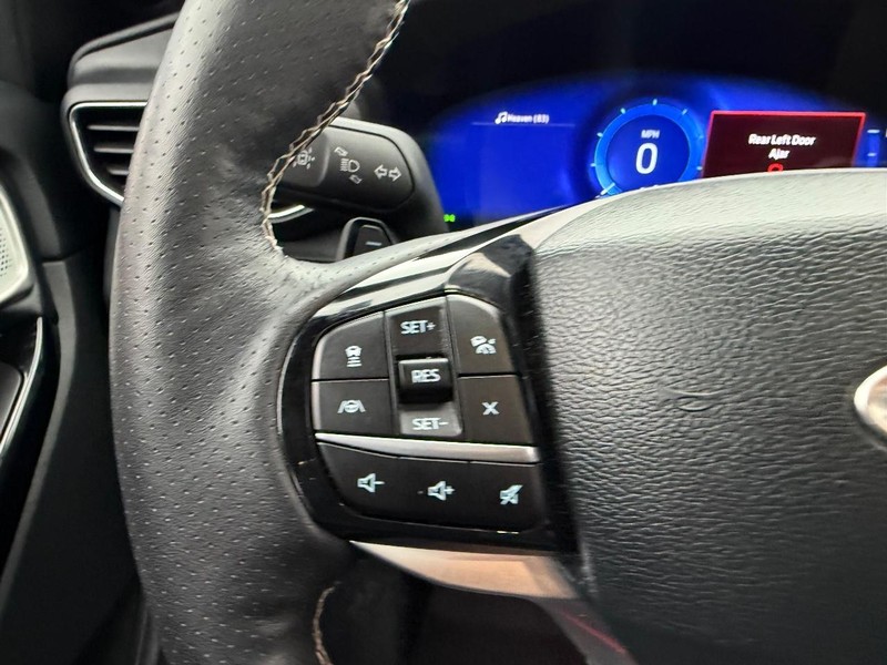 Ford Explorer Vehicle Full-screen Gallery Image 15