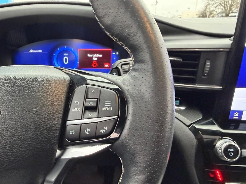 Ford Explorer Vehicle Full-screen Gallery Image 16