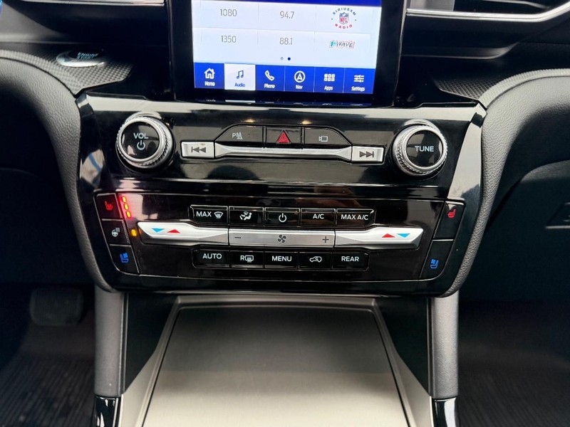 Ford Explorer Vehicle Full-screen Gallery Image 18