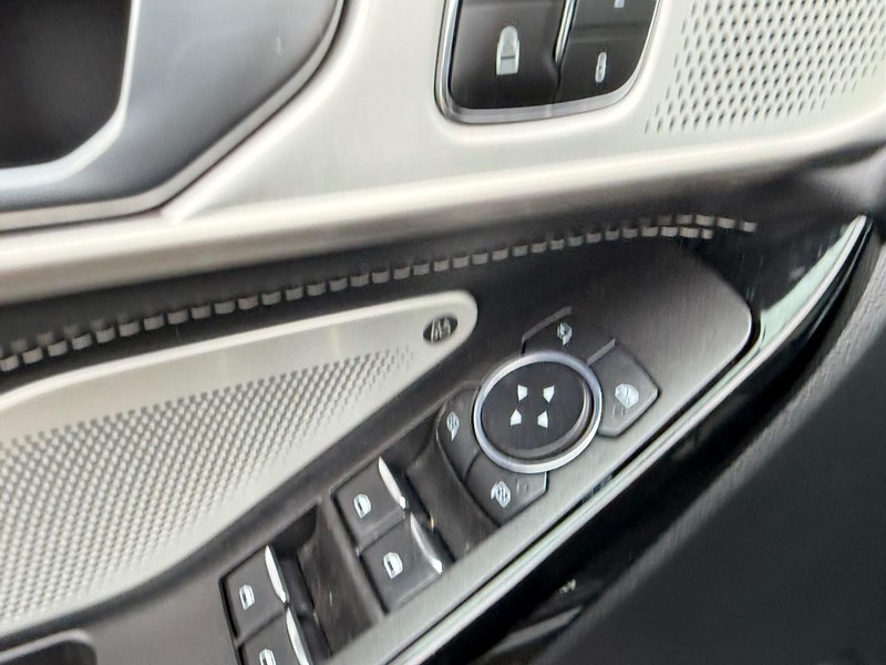 Ford Explorer Vehicle Full-screen Gallery Image 21