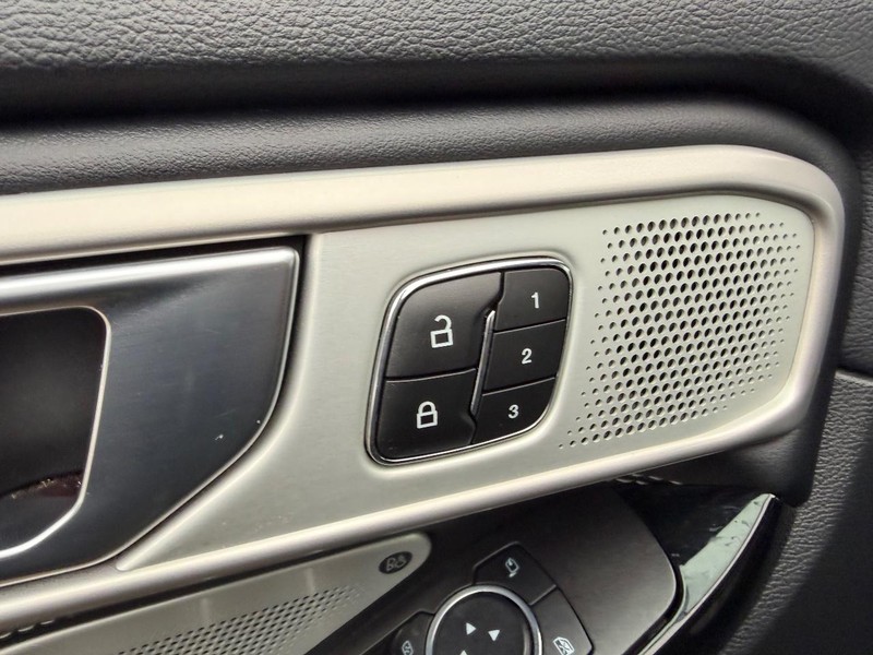 Ford Explorer Vehicle Full-screen Gallery Image 22