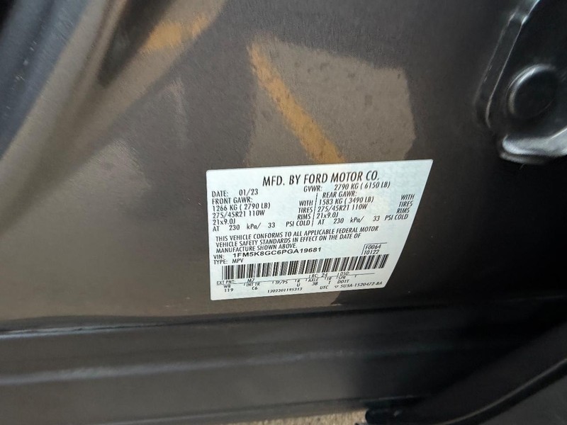 Ford Explorer Vehicle Full-screen Gallery Image 26