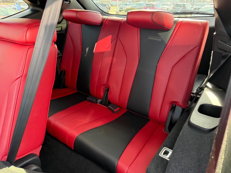 Acura MDX Vehicle Full-screen Gallery Image 09