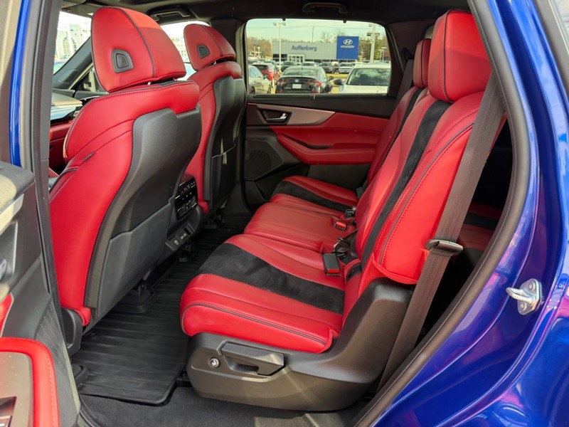 Acura MDX Vehicle Full-screen Gallery Image 10