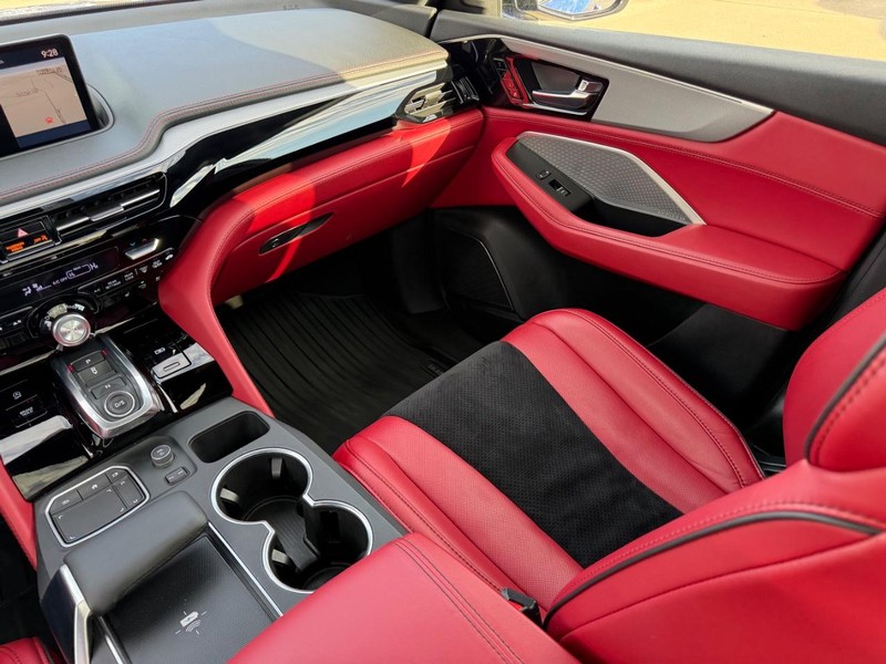 Acura MDX Vehicle Full-screen Gallery Image 20