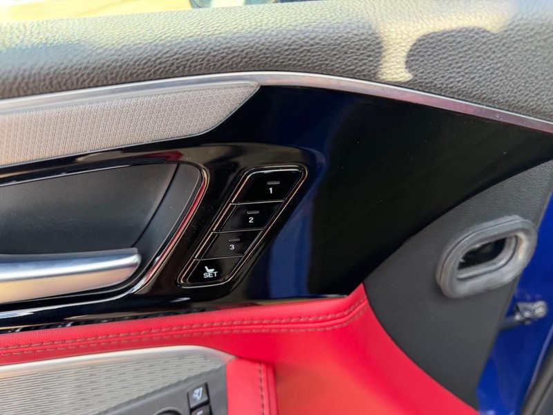 Acura MDX Vehicle Full-screen Gallery Image 22