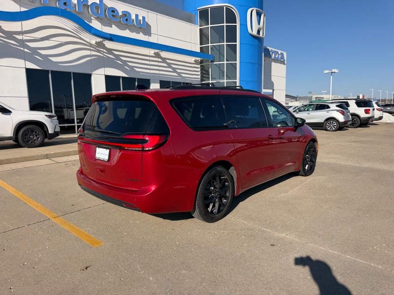 Chrysler Pacifica Vehicle Full-screen Gallery Image 02