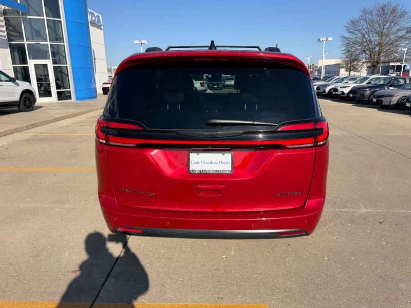 Chrysler Pacifica Vehicle Full-screen Gallery Image 03