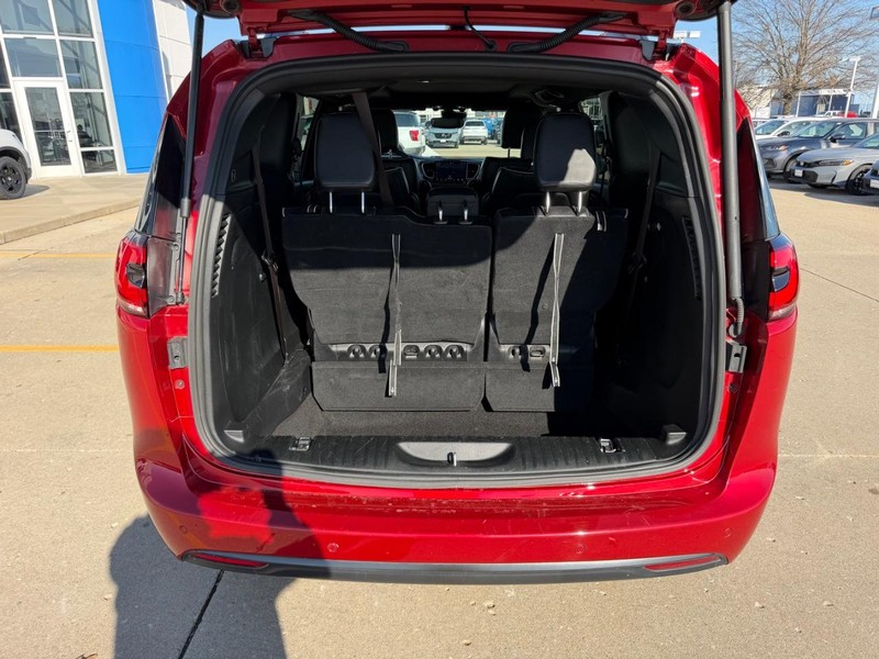 Chrysler Pacifica Vehicle Full-screen Gallery Image 04