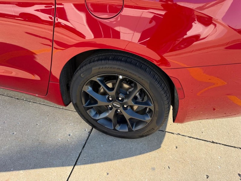 Chrysler Pacifica Vehicle Full-screen Gallery Image 06