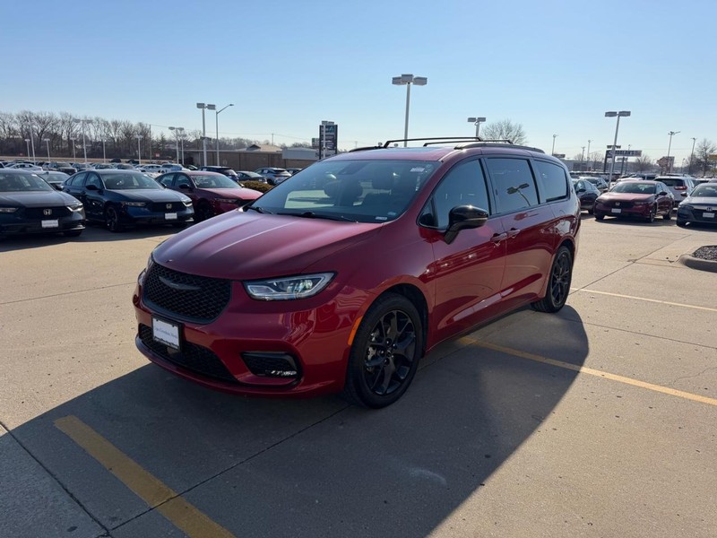 Chrysler Pacifica Vehicle Full-screen Gallery Image 07