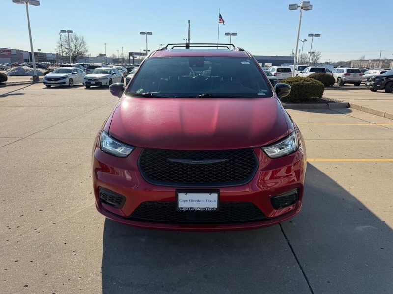 Chrysler Pacifica Vehicle Full-screen Gallery Image 08