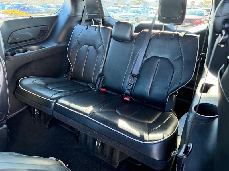 Chrysler Pacifica Vehicle Full-screen Gallery Image 09