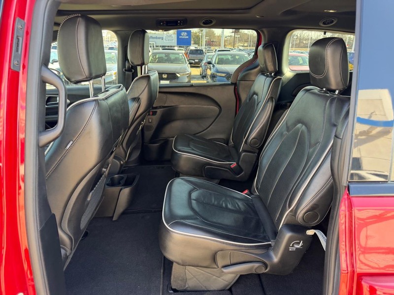 Chrysler Pacifica Vehicle Full-screen Gallery Image 10