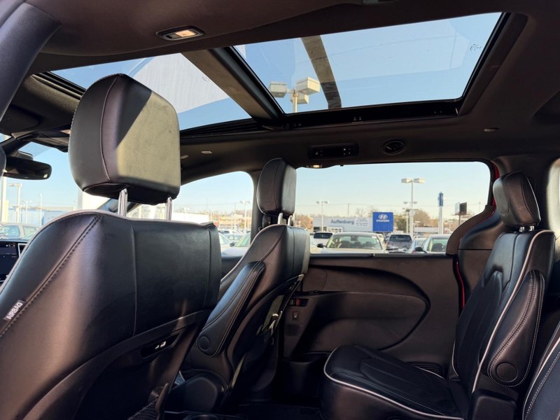 Chrysler Pacifica Vehicle Full-screen Gallery Image 11