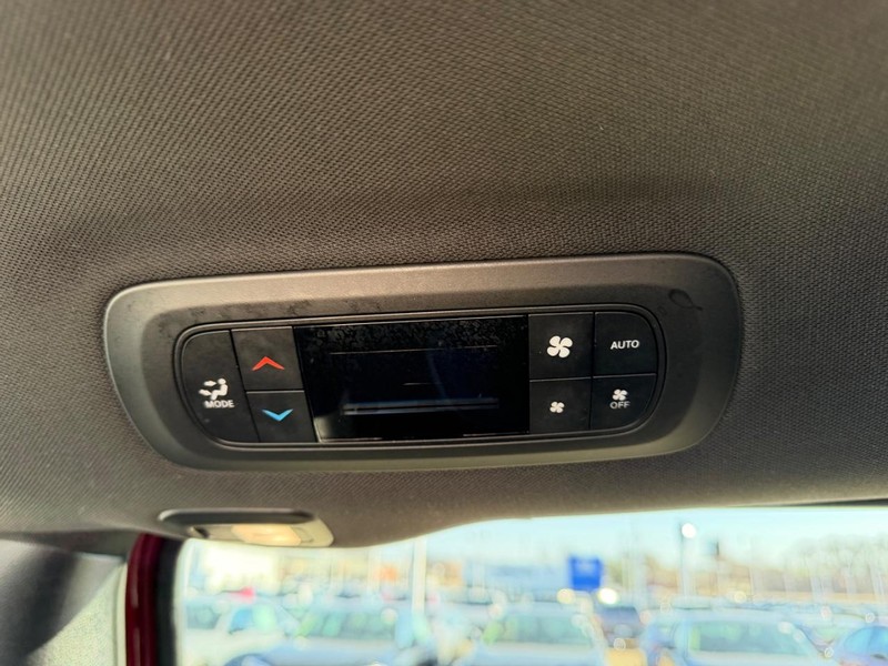 Chrysler Pacifica Vehicle Full-screen Gallery Image 12