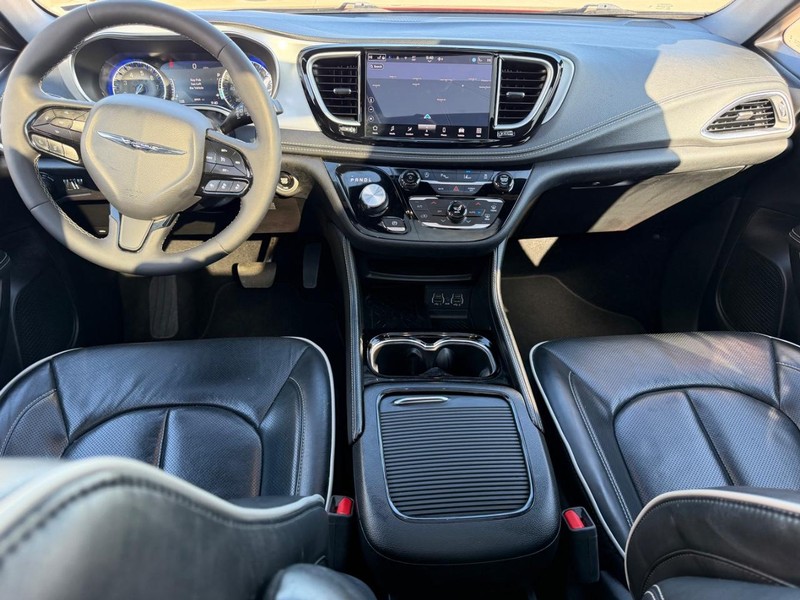 Chrysler Pacifica Vehicle Full-screen Gallery Image 13