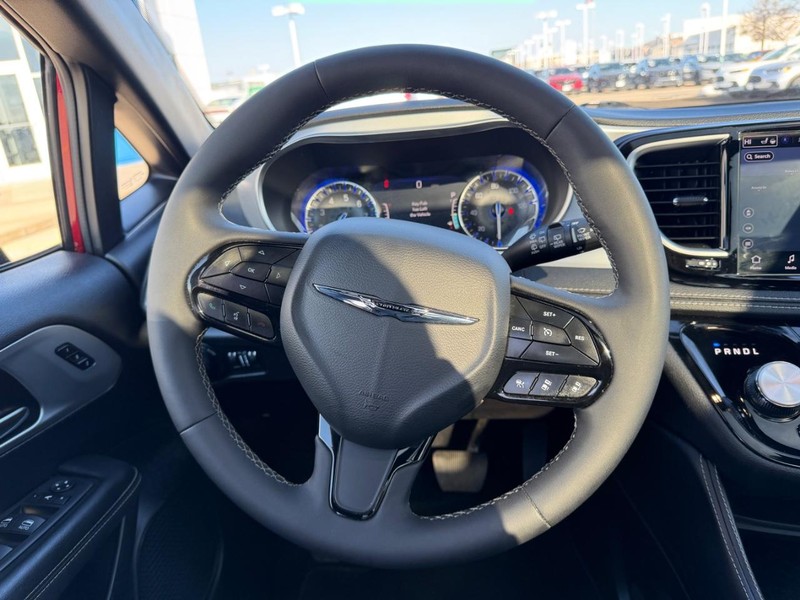 Chrysler Pacifica Vehicle Full-screen Gallery Image 14