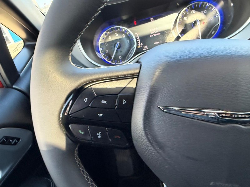 Chrysler Pacifica Vehicle Full-screen Gallery Image 15