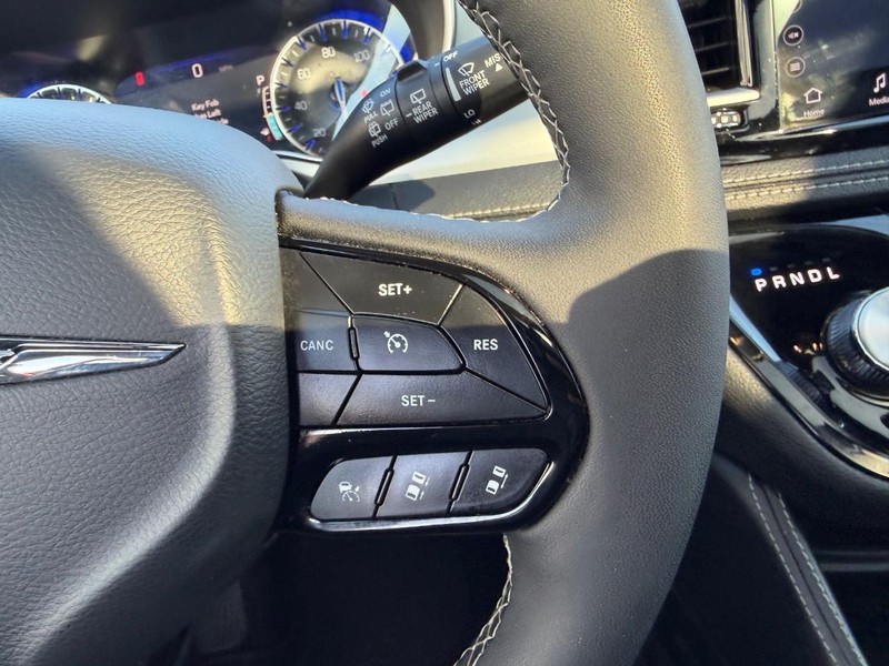 Chrysler Pacifica Vehicle Full-screen Gallery Image 16