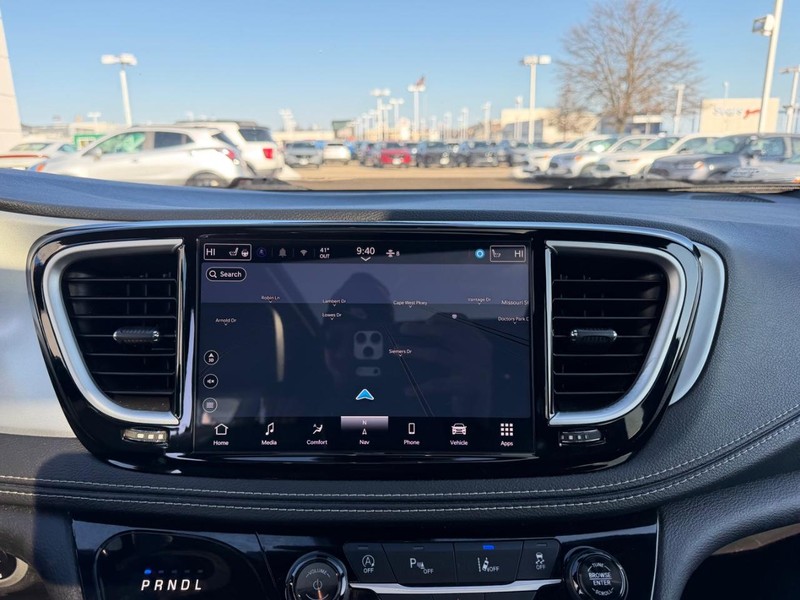 Chrysler Pacifica Vehicle Full-screen Gallery Image 17