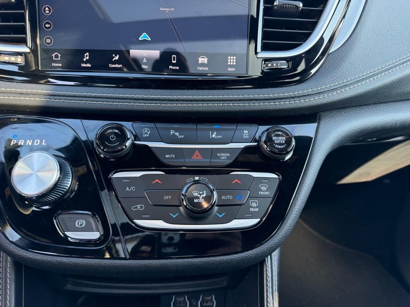 Chrysler Pacifica Vehicle Full-screen Gallery Image 18