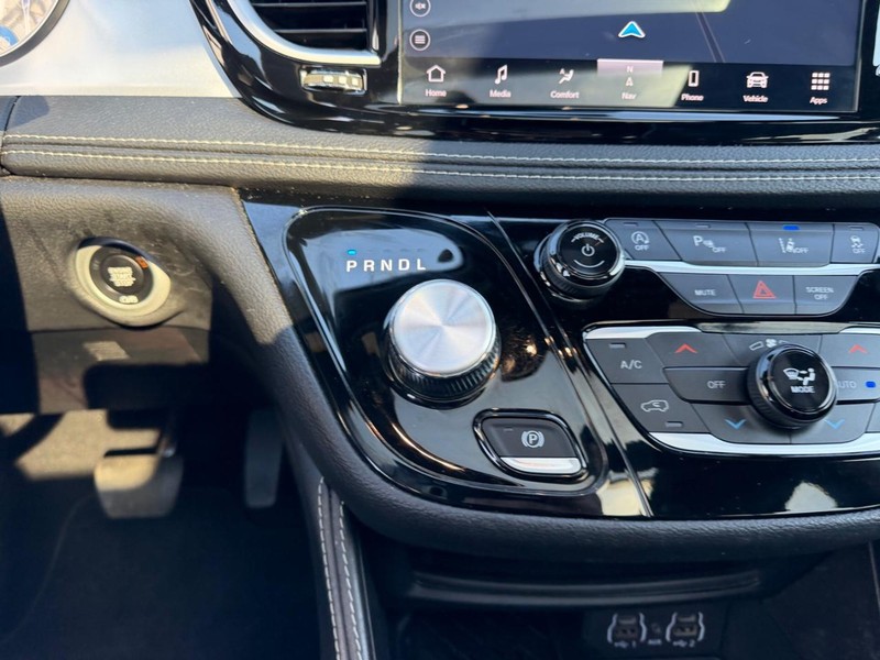 Chrysler Pacifica Vehicle Full-screen Gallery Image 19