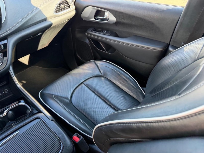 Chrysler Pacifica Vehicle Full-screen Gallery Image 20