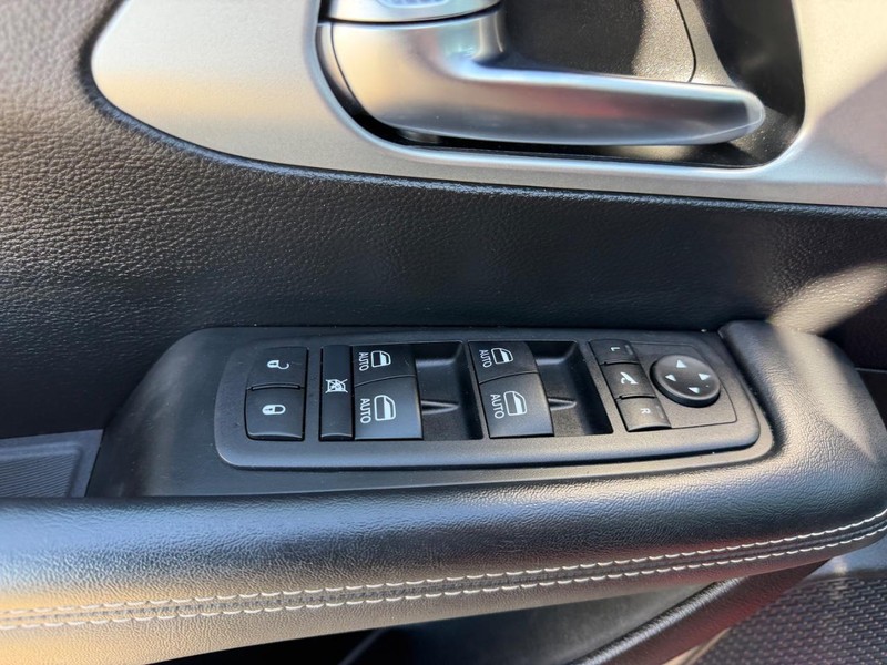 Chrysler Pacifica Vehicle Full-screen Gallery Image 21