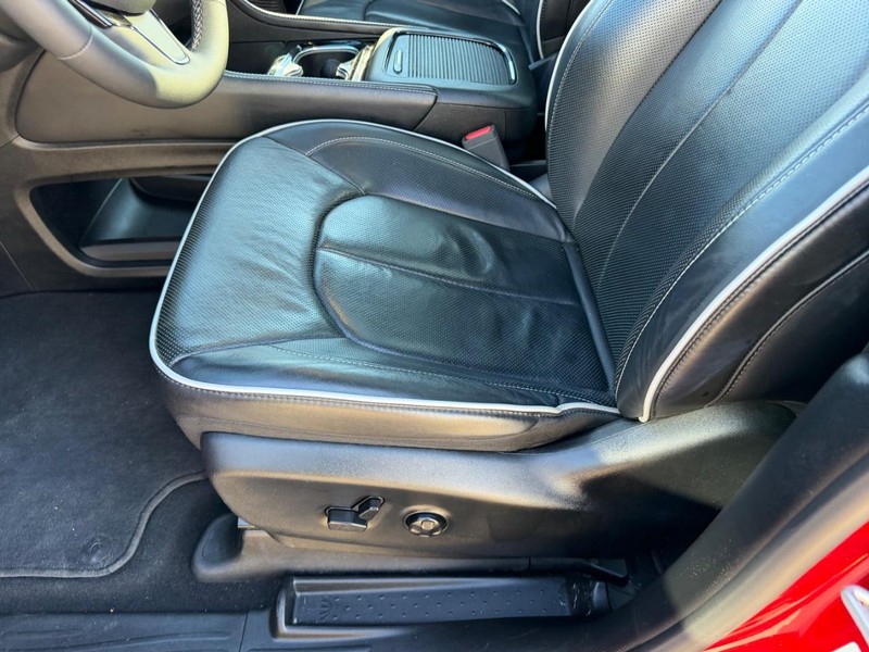 Chrysler Pacifica Vehicle Full-screen Gallery Image 23