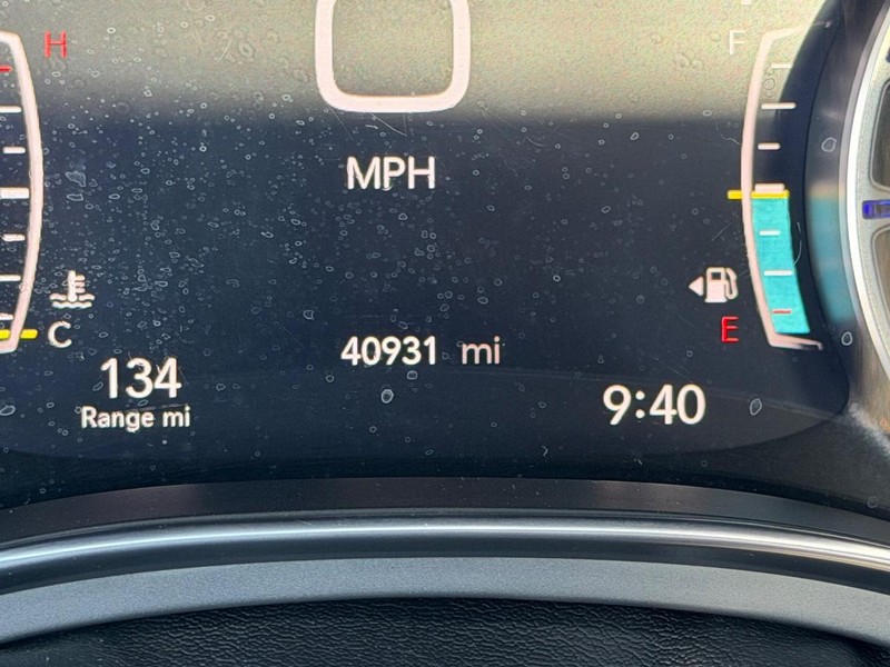 Chrysler Pacifica Vehicle Full-screen Gallery Image 24