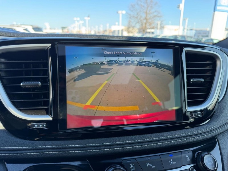 Chrysler Pacifica Vehicle Full-screen Gallery Image 25