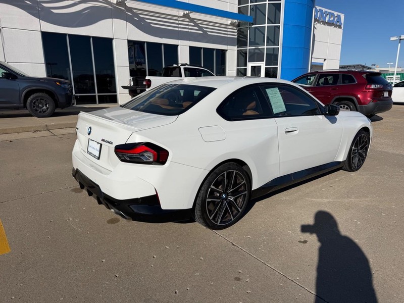 BMW 2 Series Vehicle Full-screen Gallery Image 02