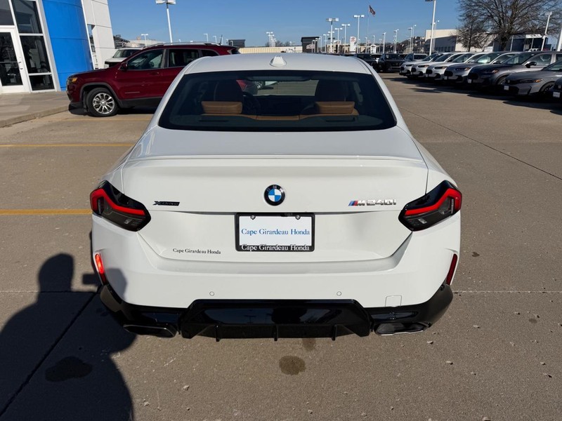 BMW 2 Series Vehicle Full-screen Gallery Image 03