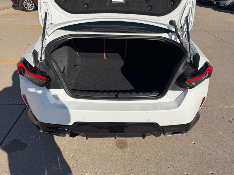 BMW 2 Series Vehicle Full-screen Gallery Image 04