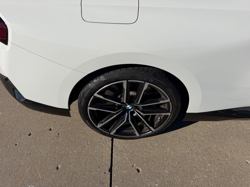 BMW 2 Series Vehicle Full-screen Gallery Image 05