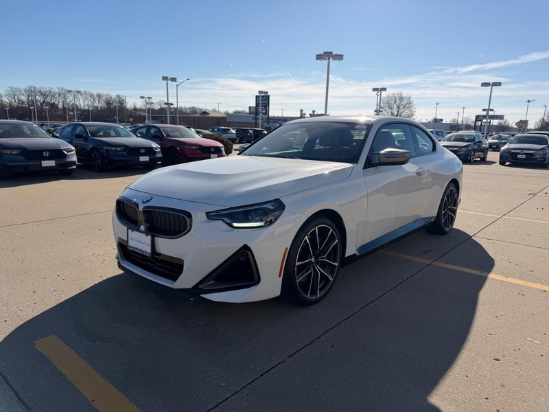 BMW 2 Series Vehicle Full-screen Gallery Image 06