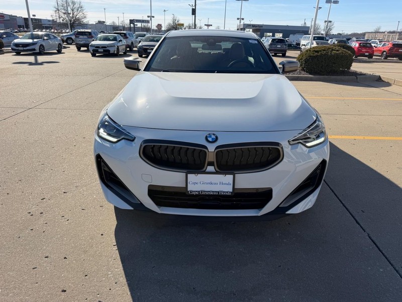 BMW 2 Series Vehicle Full-screen Gallery Image 07