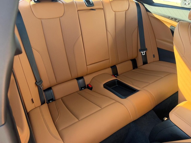 BMW 2 Series Vehicle Full-screen Gallery Image 08