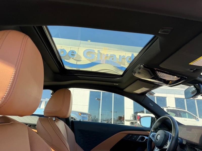 BMW 2 Series Vehicle Full-screen Gallery Image 09