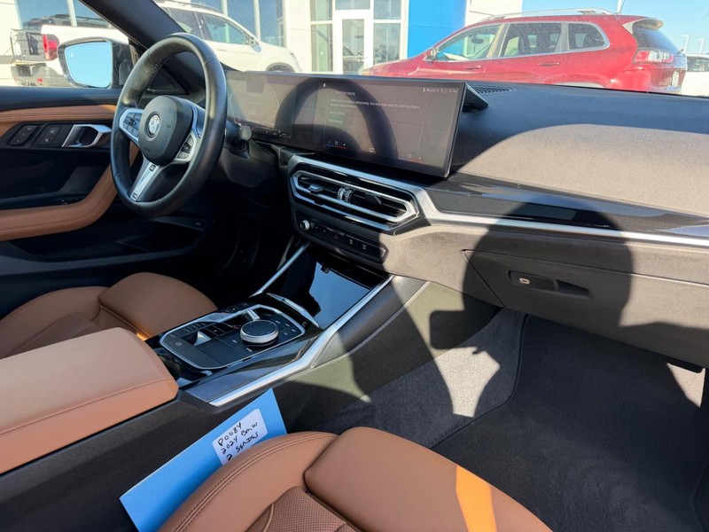 BMW 2 Series Vehicle Full-screen Gallery Image 10