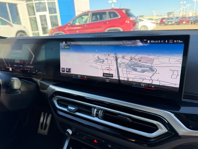 BMW 2 Series Vehicle Full-screen Gallery Image 15