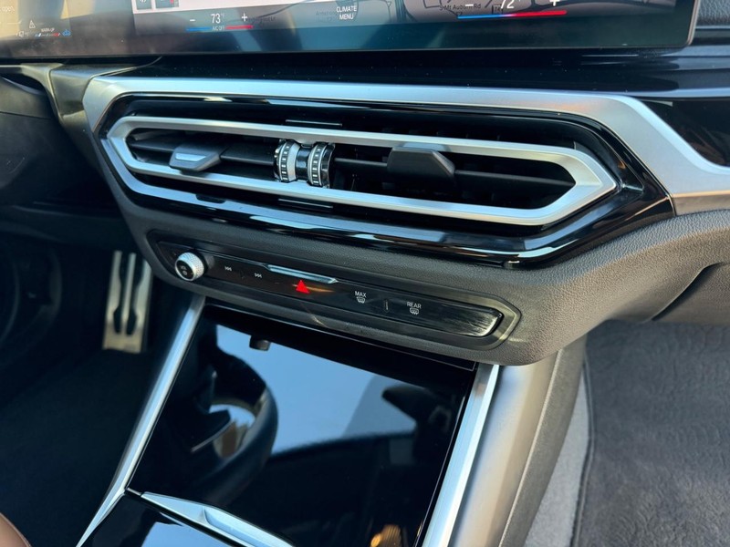 BMW 2 Series Vehicle Full-screen Gallery Image 16