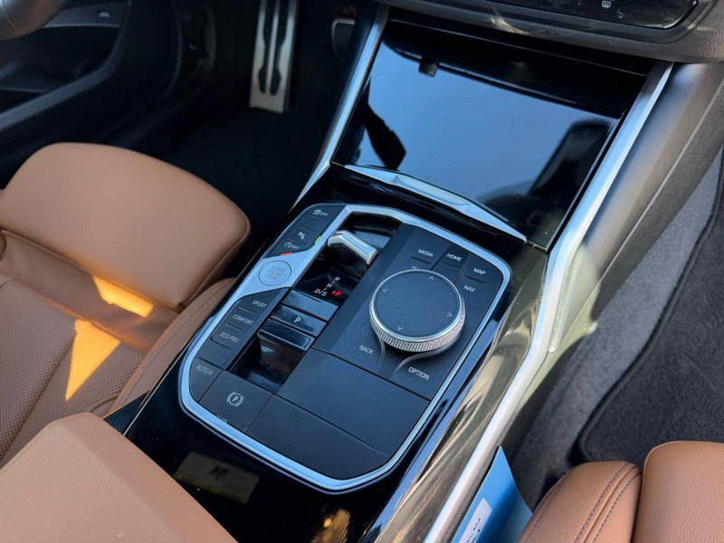 BMW 2 Series Vehicle Full-screen Gallery Image 17